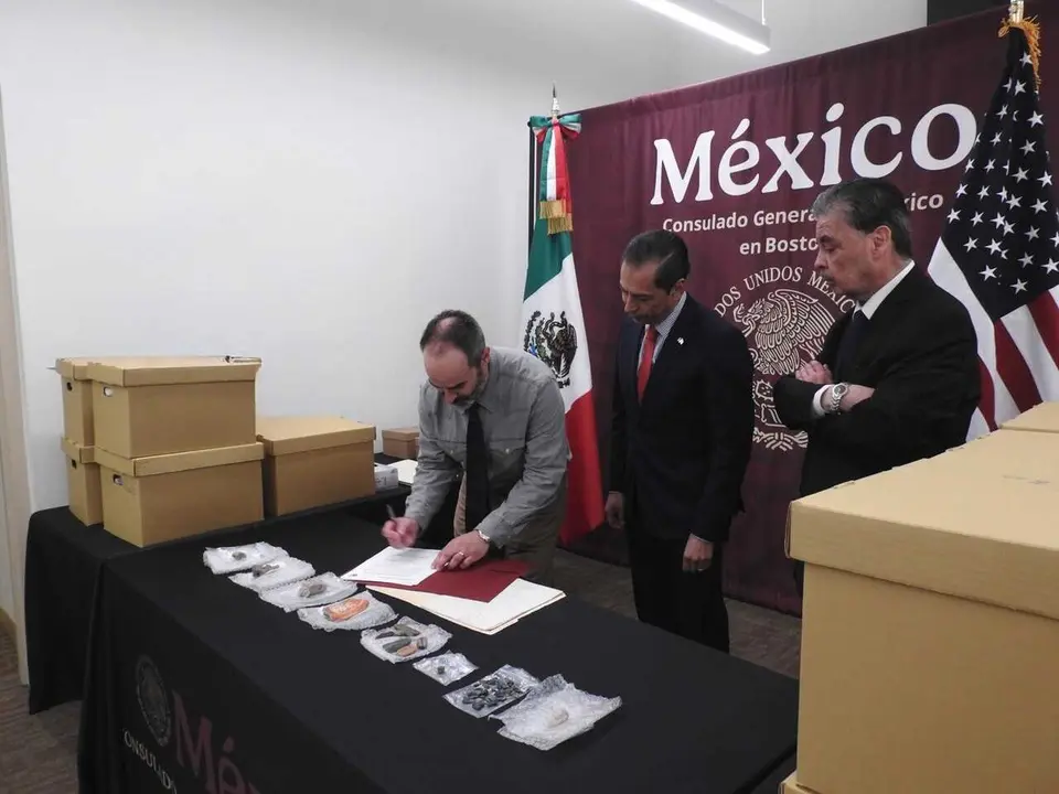 El profesor y arque&oacute;logo estadounidense Jeremy Pilver entrega al Consulado General de M&eacute;xico en Boston (Estados Unidos) 1.132 piezas arqueol&oacute;gicas prehisp&aacute;nicas