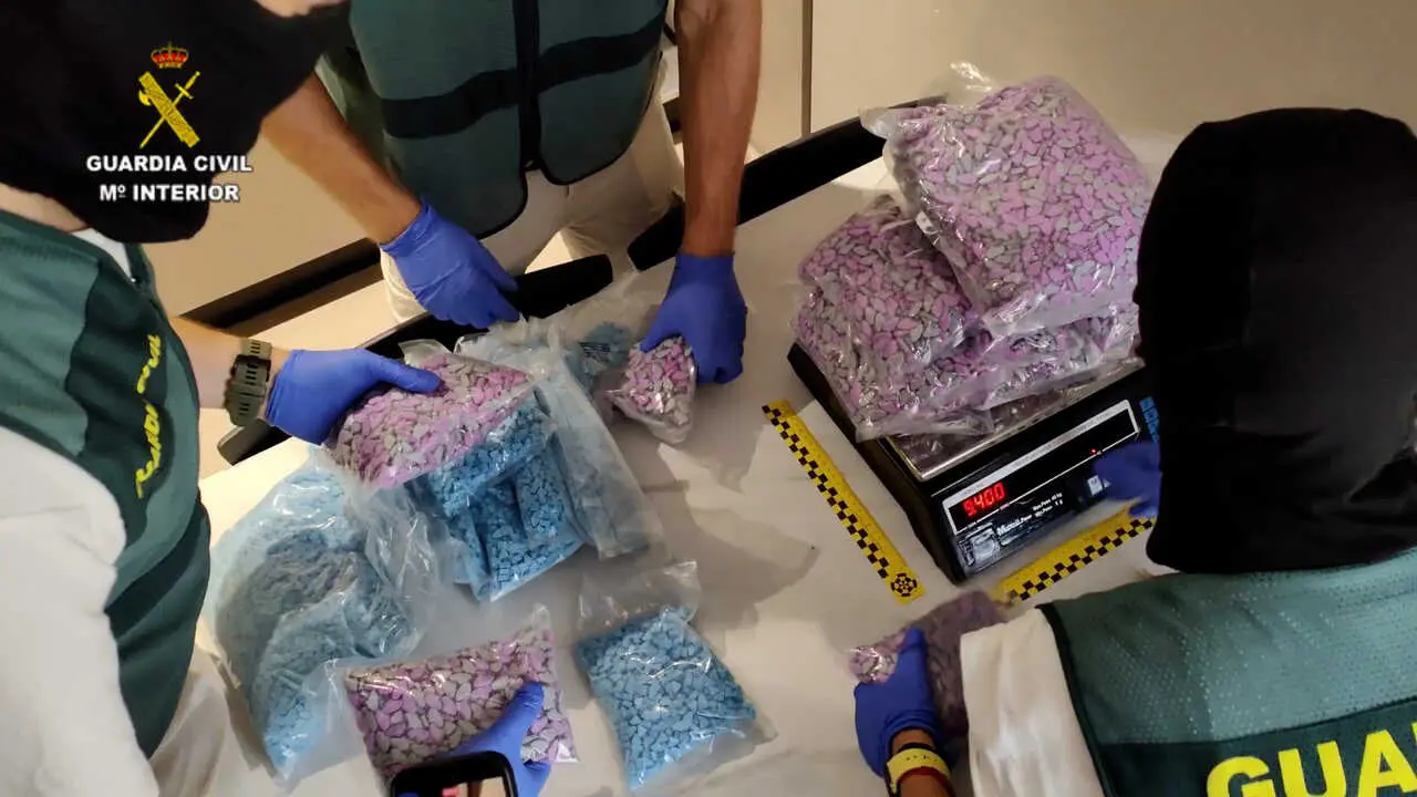 Archivo - Agentes de la Guardia Civil pesan drogas en el marco de la operaci&oacute;n &lsquo;Adri&aacute;tico&rsquo;, en Ibiza, Baleares (Espa&ntilde;a). 