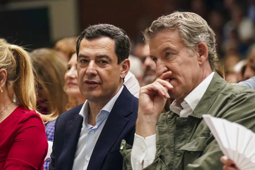 Archivo - El presidente del la Junta de Andaluc&iacute;a, Juanma Moreno, y el presidente del Partido Popular, Alberto N&uacute;&ntilde;ez Feij&oacute;o, en un acto de campa&ntilde;a