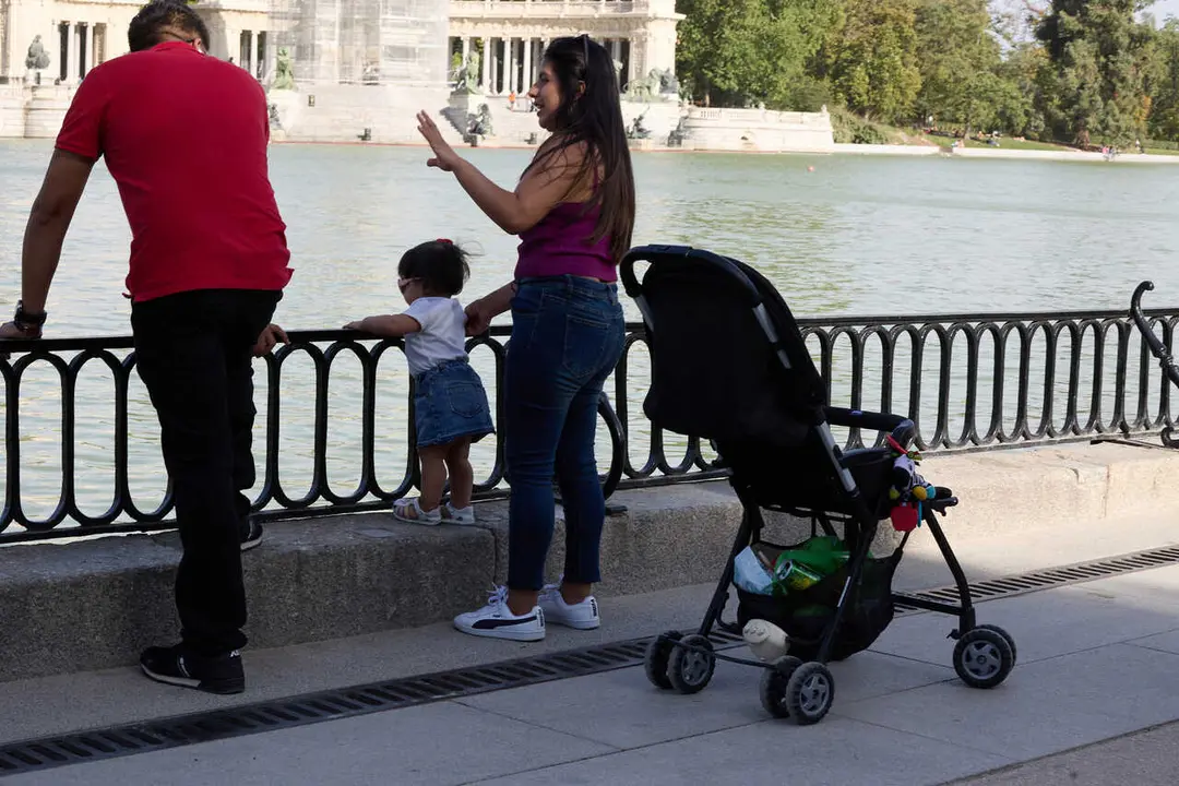 Archivo - Una familia en el Parque de El Retiro, en Madrid (Espa&ntilde;a). 