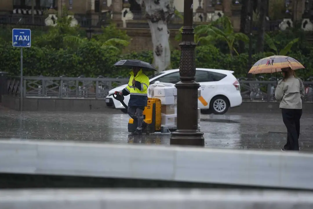 Archivo - Varias personas se protegen de la lluvia con un paraguas. A 03 de marzo de 2025, en Sevilla (Andaluc&iacute;a, Espa&ntilde;a). 