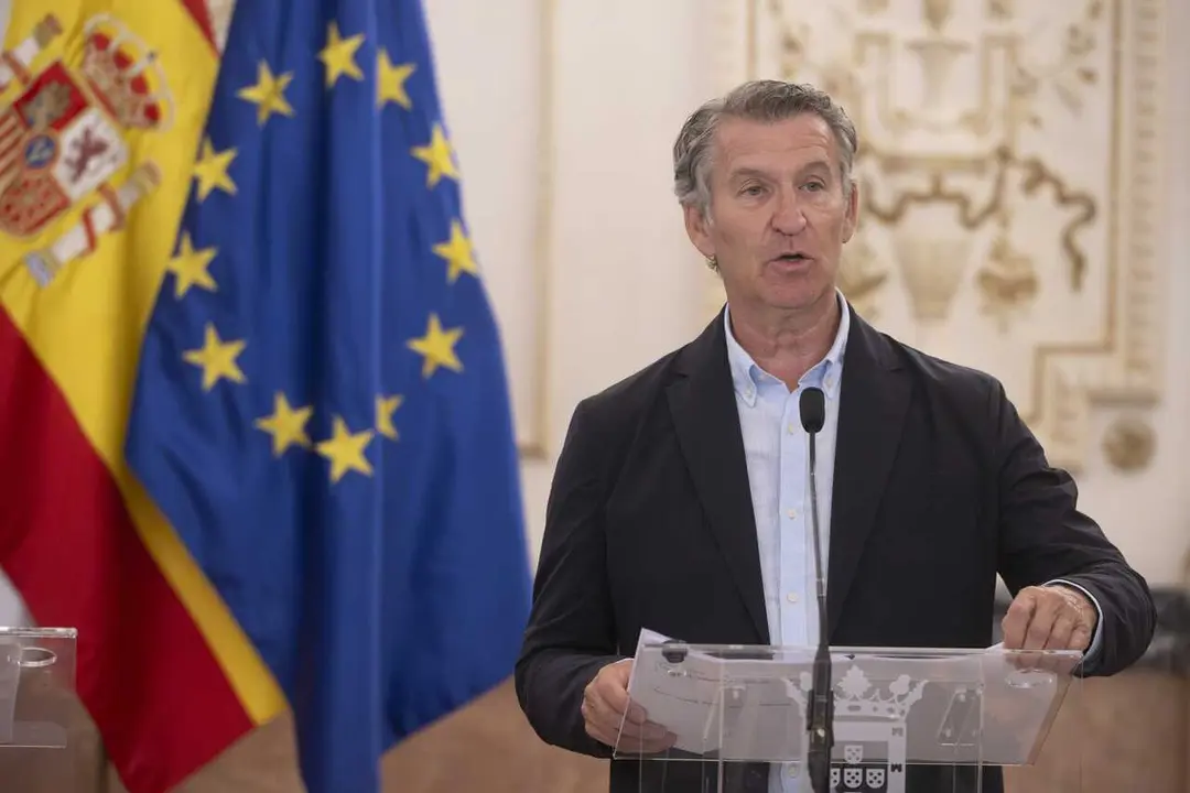 El presidente del Partido Popular, Alberto N&uacute;&ntilde;ez Feij&oacute;o, atiende a los medios de comunicaci&oacute;n, en el Palacio de la Asamblea de Ceuta, a 19 de agosto de 2026, en Ceuta (Espa&ntilde;a). 