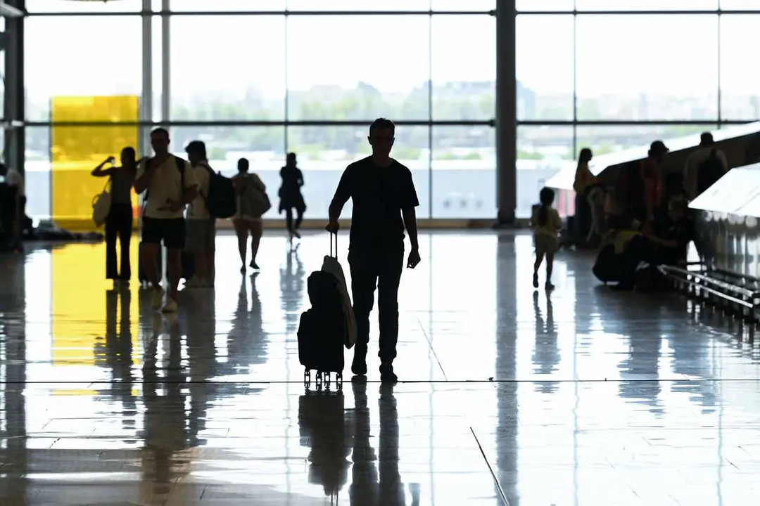 Varios viajeros en la zona de llegadas, en la T4, a 9 de agosto de 2026, en Madrid (Espa&ntilde;a). 