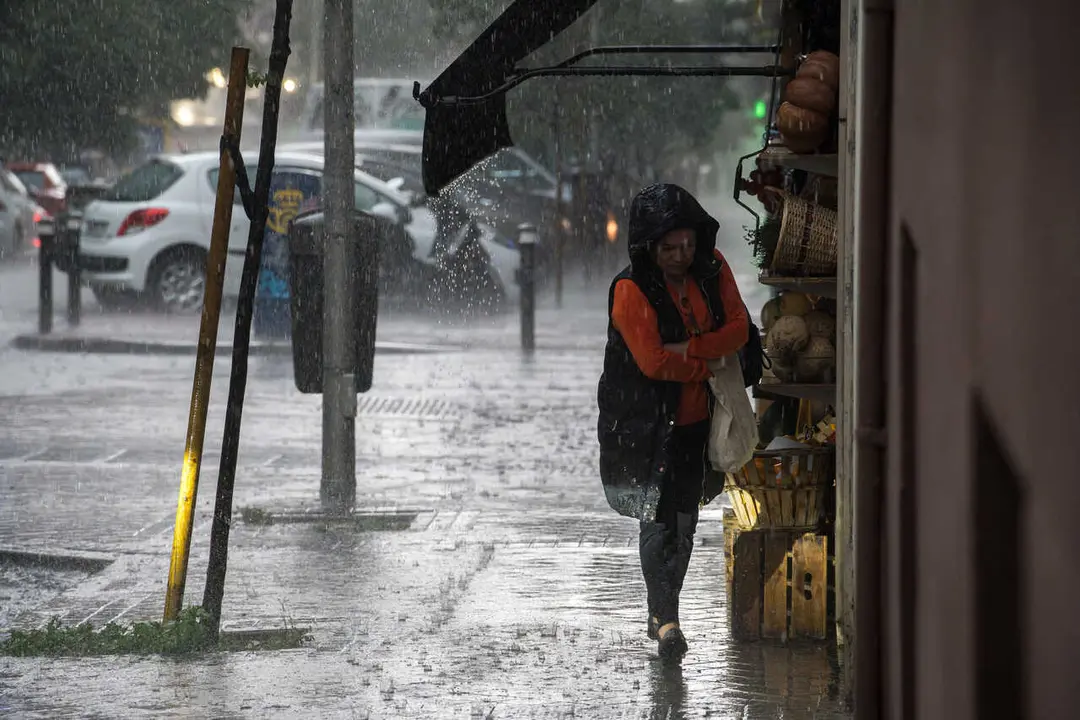 Archivo - Una mujer con paraguas bajo la lluvia, a 29 de mayo de 2023, en Madrid (Espa&ntilde;a). 