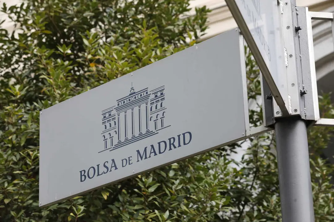 Archivo - Cartel colocado en las inmediaciones del edificio de La Bolsa de Madrid en Madrid (Espa&ntilde;a)