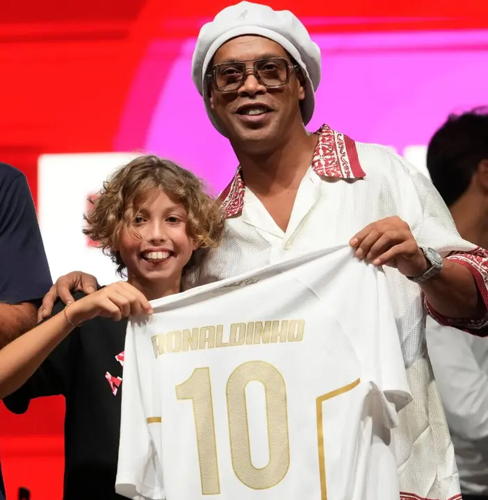 Ronaldinho en su presentaci&oacute;n con el Ravenna