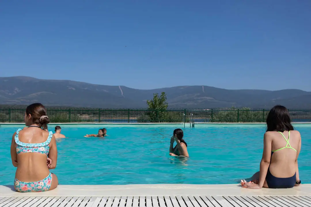 Archivo - Varias personas juegan en las piscinas naturales de Buitrago de Lozoya, a 11 de julio de 2023, en Buitrago de Lozoya, Madrid (Espa&ntilde;a). 