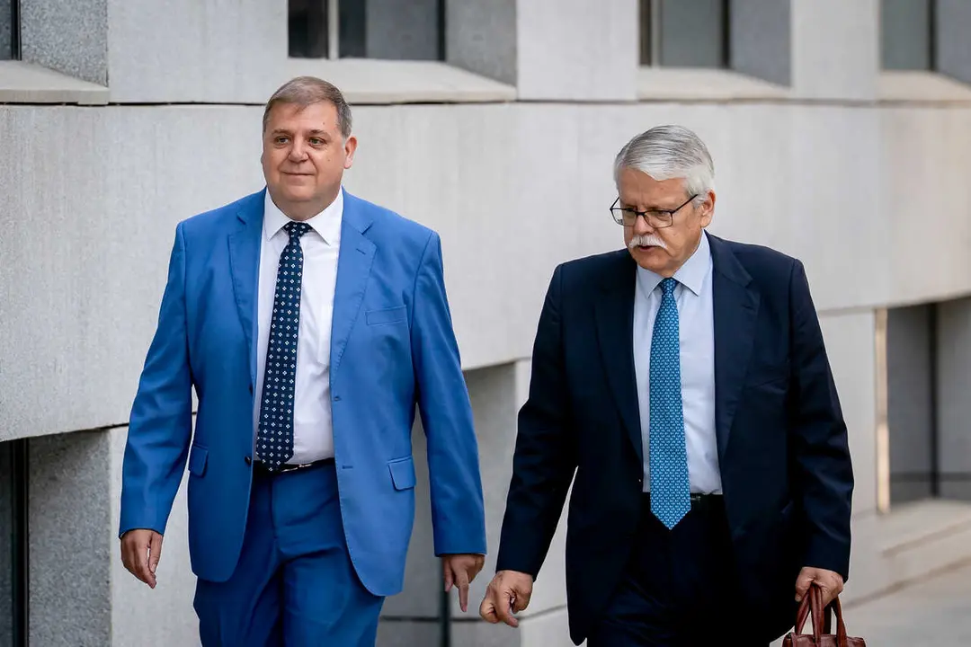 El expresidente de Correos y exjefe de gabinete de Pedro S&aacute;nchez en el PSOE, Juan Manuel Serrano (i), a su llegada a la Audiencia Nacional, a 18 de agosto de 2026, en Madrid (Espa&ntilde;a). 