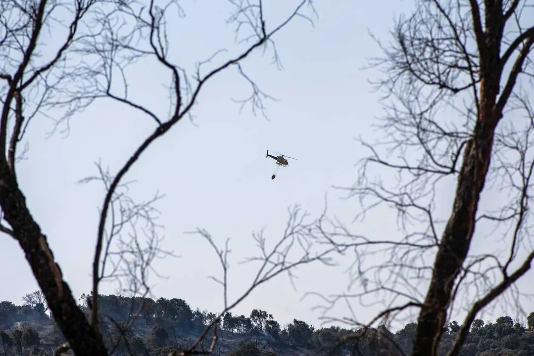 Un helic&oacute;ptero trabaja en las labores de extinci&oacute;n, a 20 de agosto de 2026, en Aldea del Fresno, Madrid (Espa&ntilde;a).