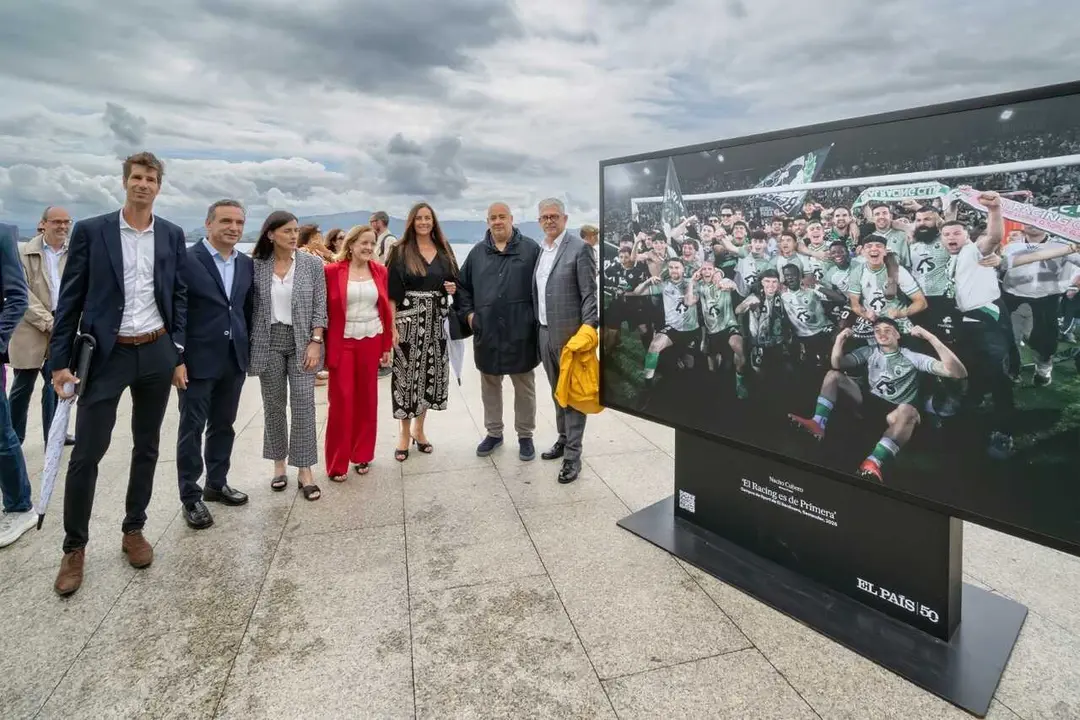 Las autoridades posan con Nacho Cubero, autor de la foto de El Pa&iacute;s del ascenso del Racing a Primera en 2026.
