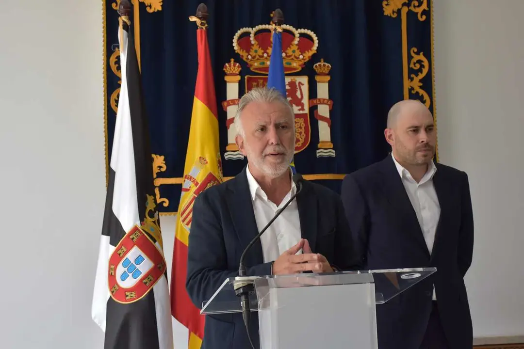 El ministro de Pol&iacute;tica Territorial y Memoria Democr&aacute;tica, &Aacute;ngel V&iacute;ctor Torres, atiende a los medios de comunicaci&oacute;n tras mantener una reuni&oacute;n de coordinaci&oacute;n con el presidente de la ciudad aut&oacute;noma de Ceuta, Juan Jes&uacute;s Vivas.