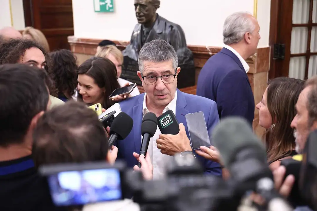 El portavoz del PSOE en el Congreso, Patxi L&oacute;pez, ofrece declaraciones a los medios durante la celebraci&oacute;n de una sesi&oacute;n extraordinaria del Pleno del Congreso de los Diputados, a 23 de julio de 2026, en Madrid (Espa&ntilde;a). 