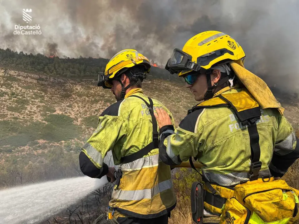 Bomberos en la extinci&oacute;n del incendio de Segorbe (Castell&oacute;n)