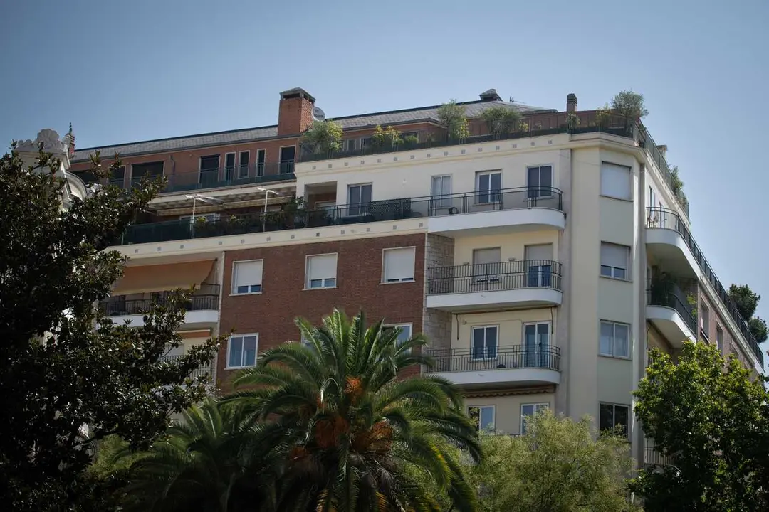 Fachada del &aacute;tico en el barrio de Chamber&iacute; adquirido por la Comunidad de Madrid, a 30 de julio de 2026, en Madrid (Espa&ntilde;a). 