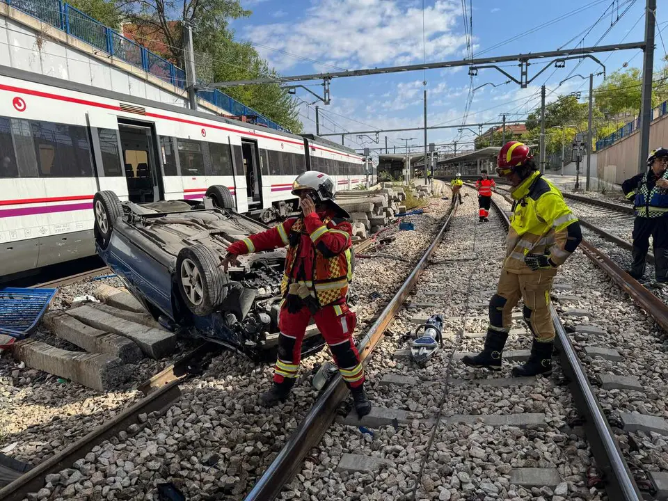 Un turismo se precipita desde un puente hacia las v&iacute;as de la estaci&oacute;n de Cercan&iacute;as de Fuenlabrada