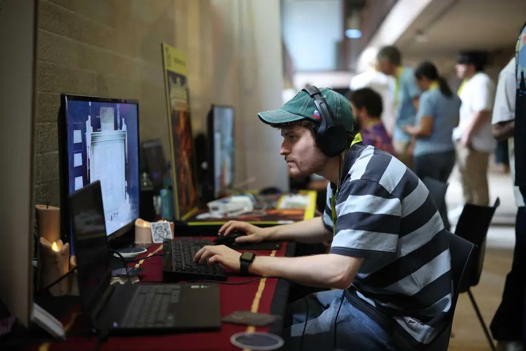 Archivo - Persona juega a un videojuego durante la feria del videojuego espa&ntilde;ol 'Mad Games Show', en la sede del Colegio Oficial de Arquitectos, a 11 de abril de 2026, en Madrid (Espa&ntilde;a).