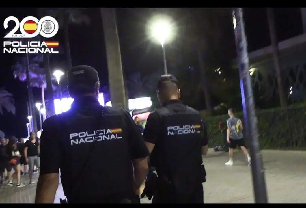 Dos agentes de la Polic&iacute;a Nacional, de espaldas.