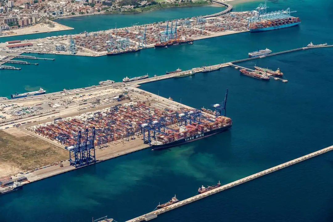 Archivo - Transporte de mercanc&iacute;as en el puerto de Algeciras en 2025, imagen de archivo. 
