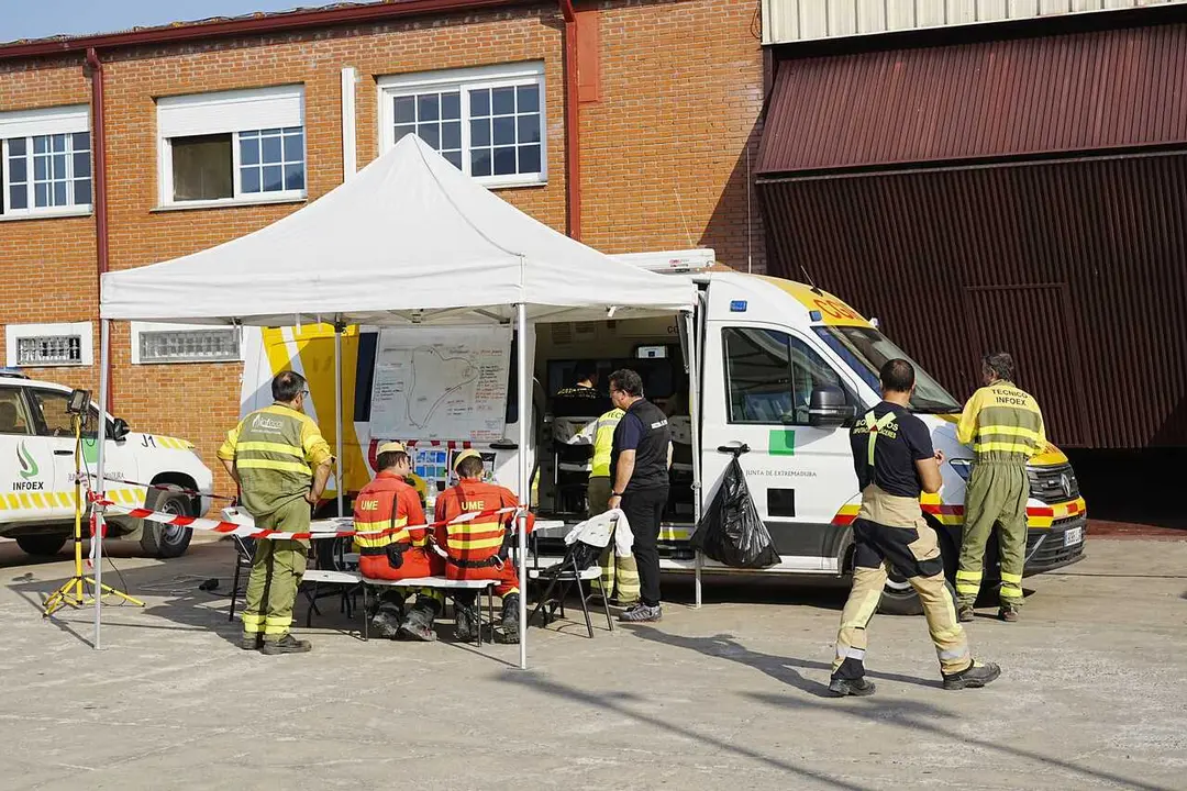 Varios agentes de los Servicios de Emergencias trabajan en el Puesto de Mando Avanzado del incendio de Pinofranqueado, a 19 de agosto de 2026, en Caceres, Extremadura (Espa&ntilde;a).