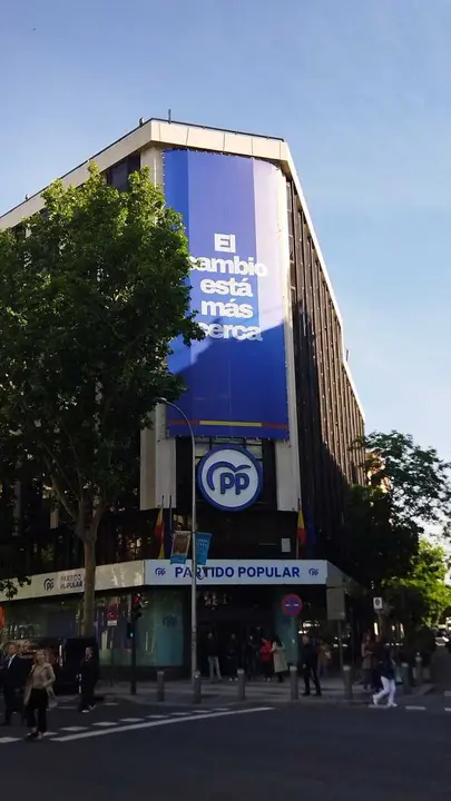 Archivo - La sede del PP amanece con una lona que asegura que 'el cambio est&aacute; m&aacute;s cerca', tras las elecciones andaluzas.