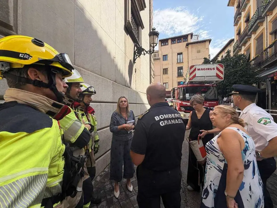 La alcaldesa de Granada, Marifr&aacute;n Carazo, junto a bomberos durante las actuaciones a consecuencia de los terremotos de mediados de agosto de 2026 en Granada y su &aacute;rea metropolitana.
