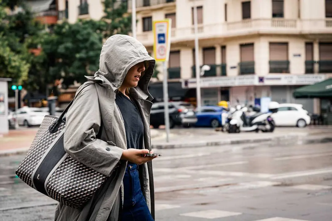 Archivo - Una mujer pasea bajo la lluvia, a 25 de junio de 2026, en Madrid (Espa&ntilde;a). 