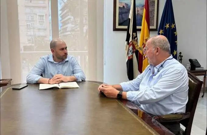 Imagen de un momento de la reuni&oacute;n entre el delegado del Gobierno en Ceuta, Miguel &Aacute;ngel P&eacute;rez Triano, y el director provincial del Ministerio de Educaci&oacute;n y Formaci&oacute;n Profesional, Crist&oacute;bal Guzm&aacute;n Mar&iacute;n, para ultimar la preparaci&oacute;n del nuevo curso.