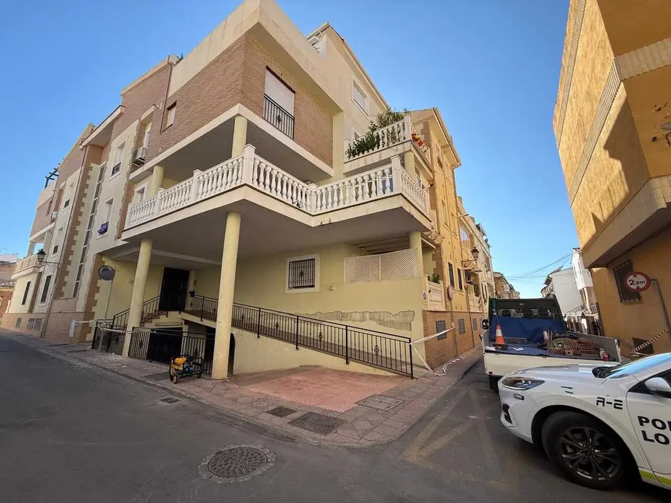 Imagen del edificio con 46 viviendas desalojado este martes al mediod&iacute;a en Armilla (Granada) tras detectarse grietas en sus pilares, que ya est&aacute;n siendo reforzados.