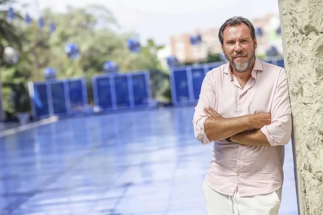 El ministro de Transportes y Movilidad Sostenible, &Oacute;scar Puente, posa para Europa Press, a 17 de agosto de 2026, en Alicante, Comunidad Valenciana (Espa&ntilde;a). 