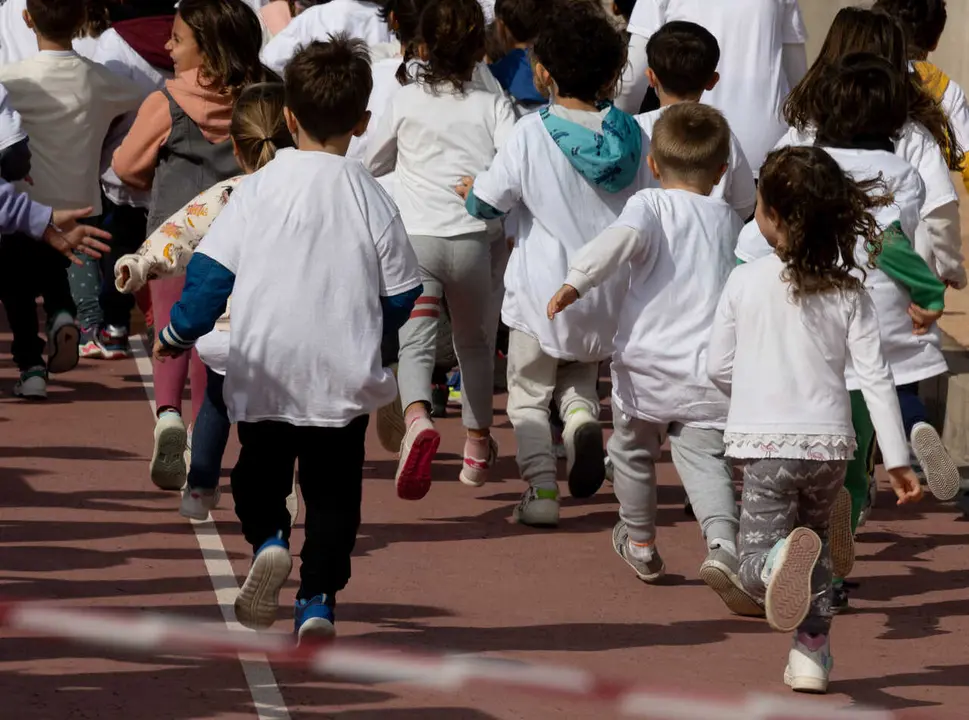 Archivo - Un grupo de ni&ntilde;os corre durante la novena edici&oacute;n de 'La Vuelta al Cole', a 20 de octubre de 2023, en Legan&eacute;s, Madrid (Espa&ntilde;a). 
