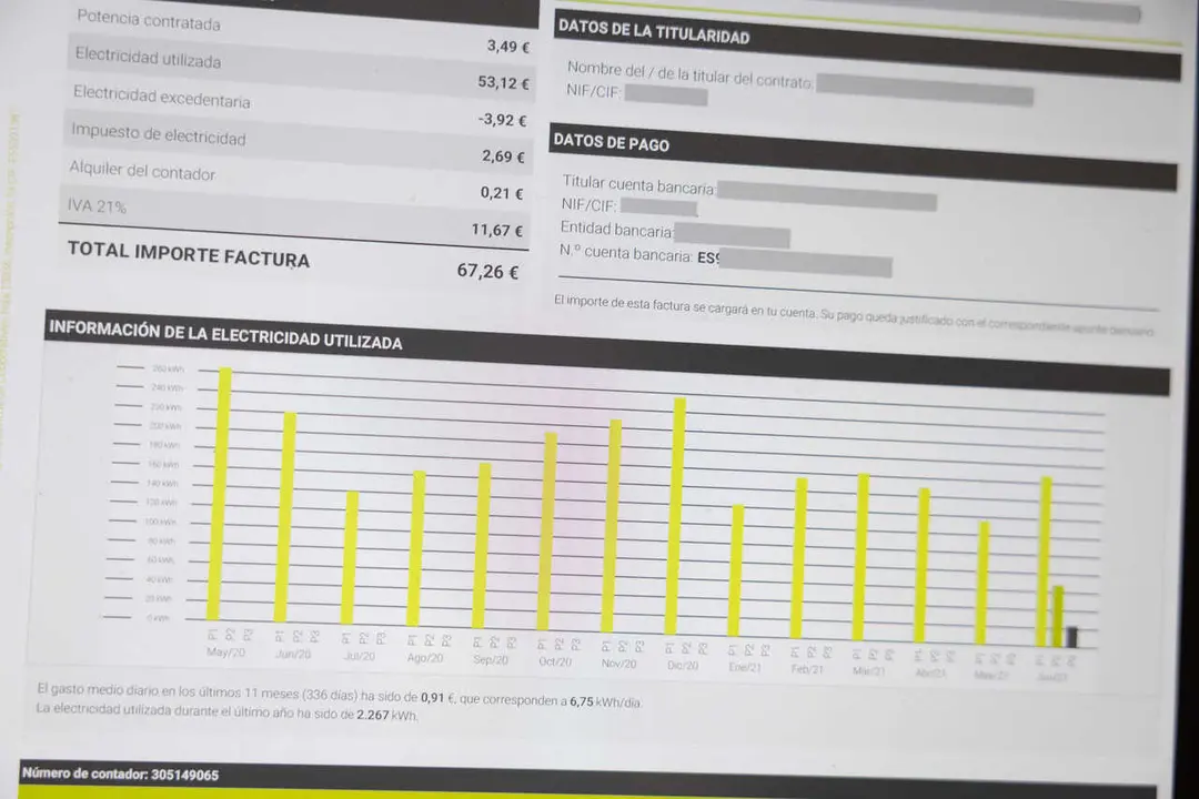 Detalle de una factura de la luz, a 18 de agosto de 2026, en Madrid (Espa&ntilde;a). El precio de la luz en la primera quincena de agosto se ha disparado y apunta a un recibo para un usuario de la tarifa regulada, el denominado Precio Voluntario para el Peque&ntilde;o 