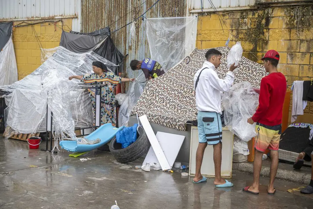 Inmigrantes acampados en las naves del Tarajal, a 21 de agosto de 2026, en Ceuta (Espa&ntilde;a). 