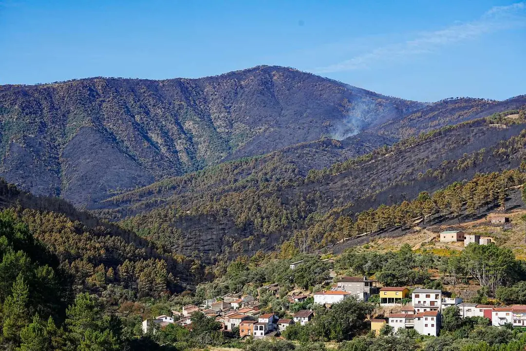 Vista del paisaje de Nu&ntilde;omoral con una columna de humo en el bosque, a 21 de agosto de 2026, en Nu&ntilde;omoral, C&aacute;ceres, Extremadura (Espa&ntilde;a). El incendio se encuentra desde el viernes estabilizado, aunque no est&aacute; extinguido ni controlado.