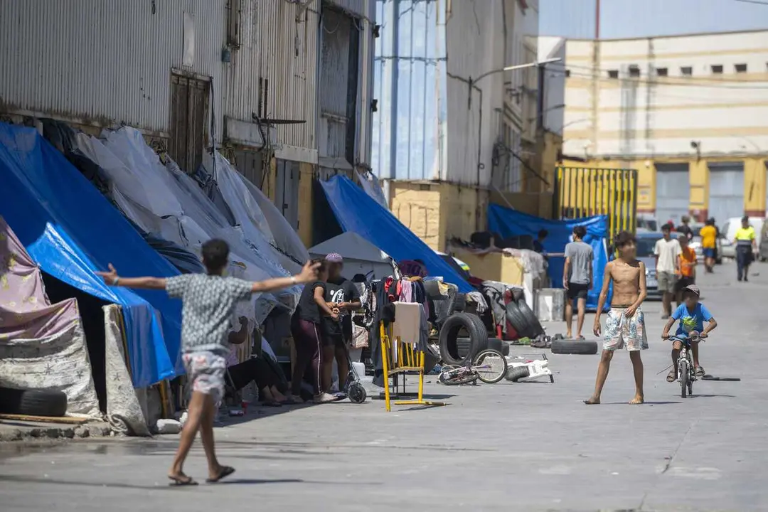Varios ni&ntilde;os, a 22 de agosto de 2026, en Ceuta (Espa&ntilde;a). Sanidad convoca a las comunidades aut&oacute;nomas el lunes 24 de agosto para activar el mecanismo de solidaridad y enviar vacunas a Ceuta. Una delegaci&oacute;n del Ministerio de Sanidad, encabezada por el secre