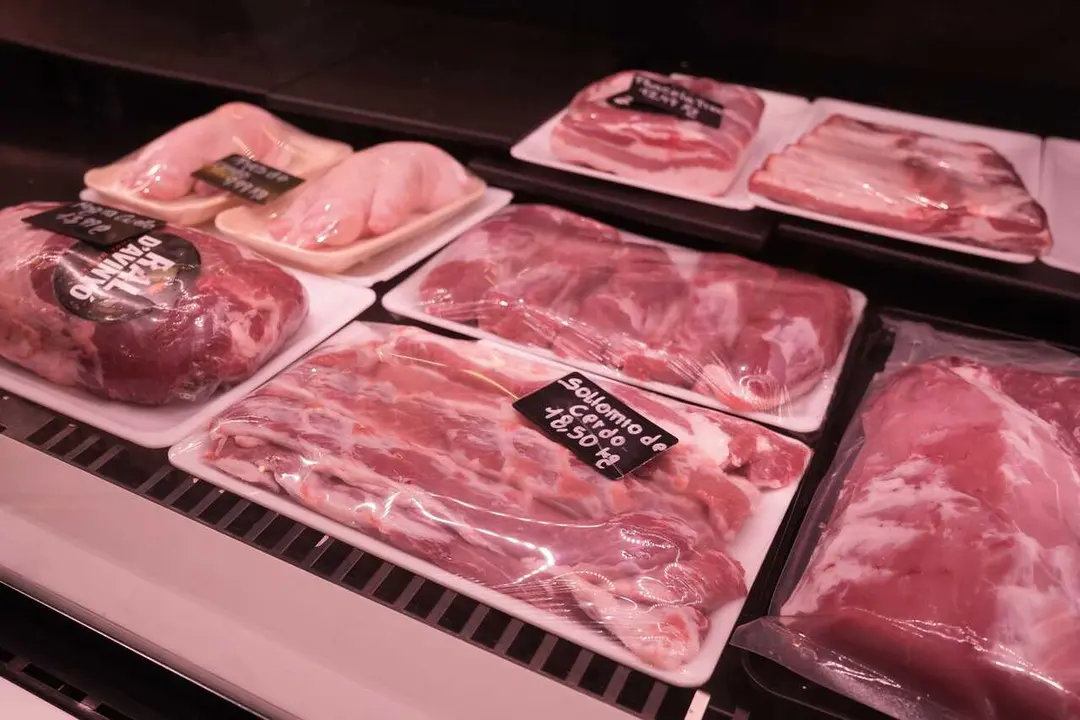 Archivo - Carne de cerdo expuesta en un mercado 