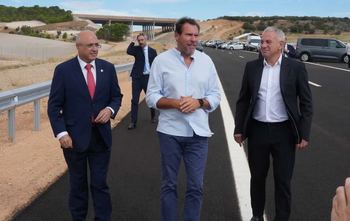 El ministro de Transportes y Movilidad Sostenible, &Oacute;scar Puente, junto al subdelegado del Gobierno en Valladolid, Jacinto Canales, y el delegado en Castilla y Le&oacute;n, Nicanor Sen, recorren un tramo de la A-11 en Valbuena de Duero durante su inauguraci&oacute;n.