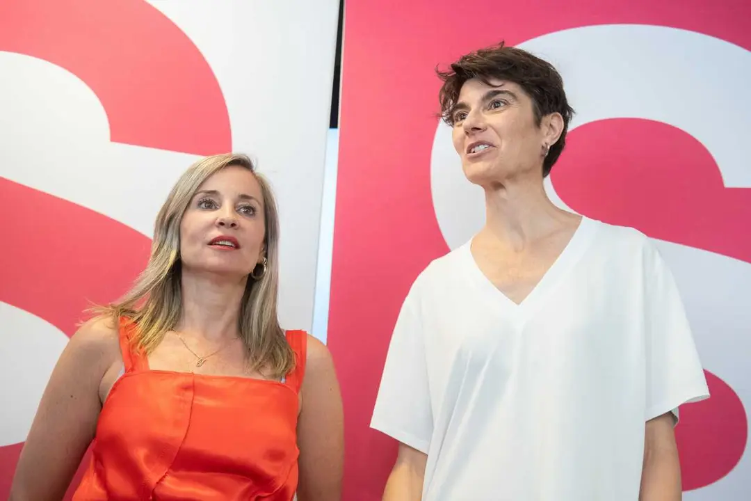 Archivo - La portavoz de Sumar en el Congreso, Ver&oacute;nica Mart&iacute;nez (i), y la secretaria de Estado de Derechos Sociales, Mar&iacute;a Rosa Mart&iacute;nez (d), ofrecen declaraciones a los medios, a 11 de julio de 2026, en Madrid (Espa&ntilde;a).