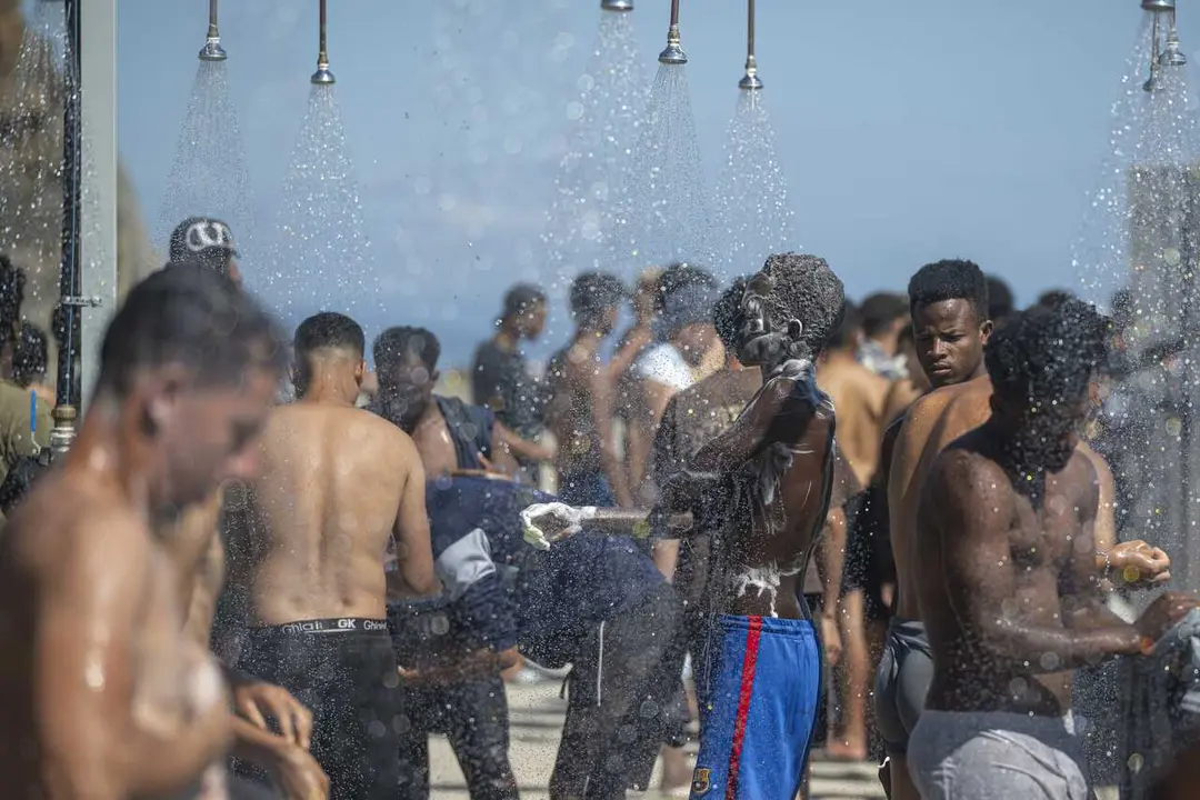 Varios migrantesen Ceuta (Espa&ntilde;a)