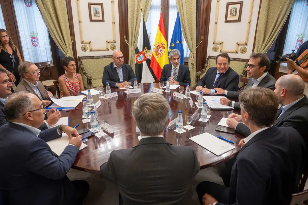 El vicepresidente primero y ministro de Econom&iacute;a, Comercio y Empresa, Carlos Cuerpo (d), y el presidente de Ceuta, Juan Jes&uacute;s Vivas (i), durante su reuni&oacute;n en el Palacio de la Asamblea de Ceuta, a 24 de agosto de 2026, en Ceuta (Espa&ntilde;a). 