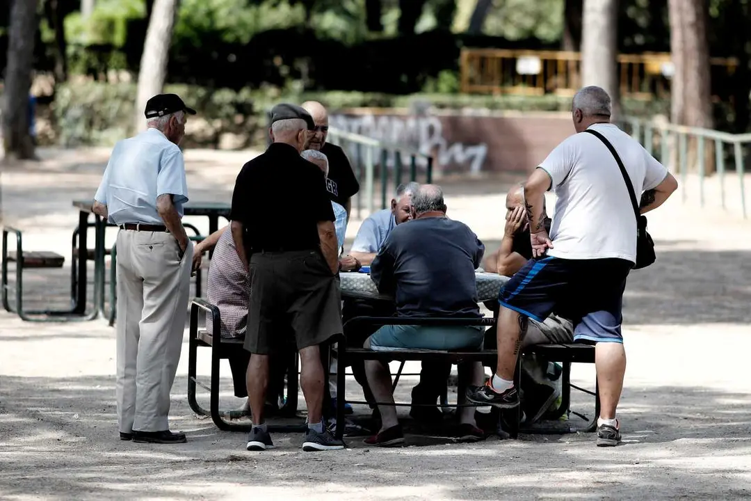 Archivo - Varios pensionistas juegan al domin&oacute; en un parque de Madrid