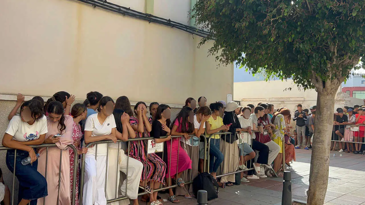 Ni&ntilde;os y ni&ntilde;as esperan a las puertas de la Jefatura Superior de Polic&iacute;a de Ceuta para registrarse.