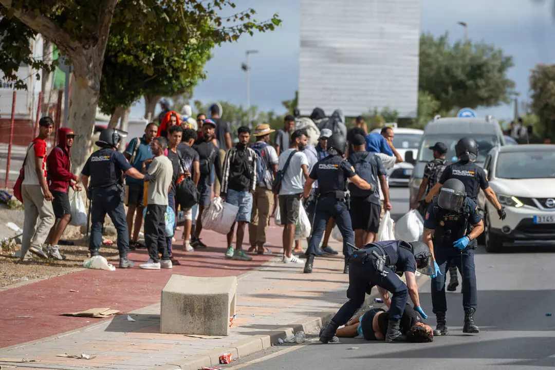 La Polic&iacute;a Nacional atiende a un migrante, a 24 de agosto de 2026, en Ceuta (Espa&ntilde;a). 