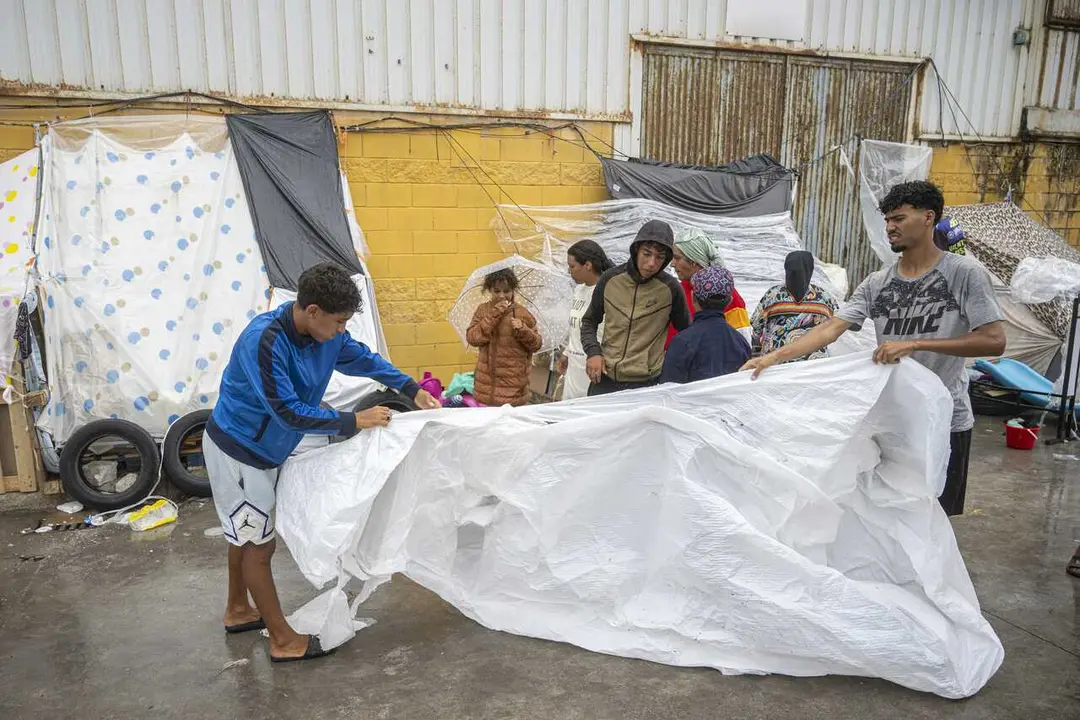 Inmigrantes acampados en las naves del Tarajal.