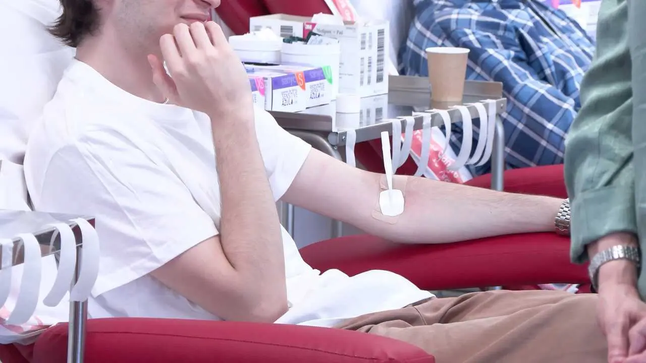 Archivo - Imagen de recurso de un joven donando sangre