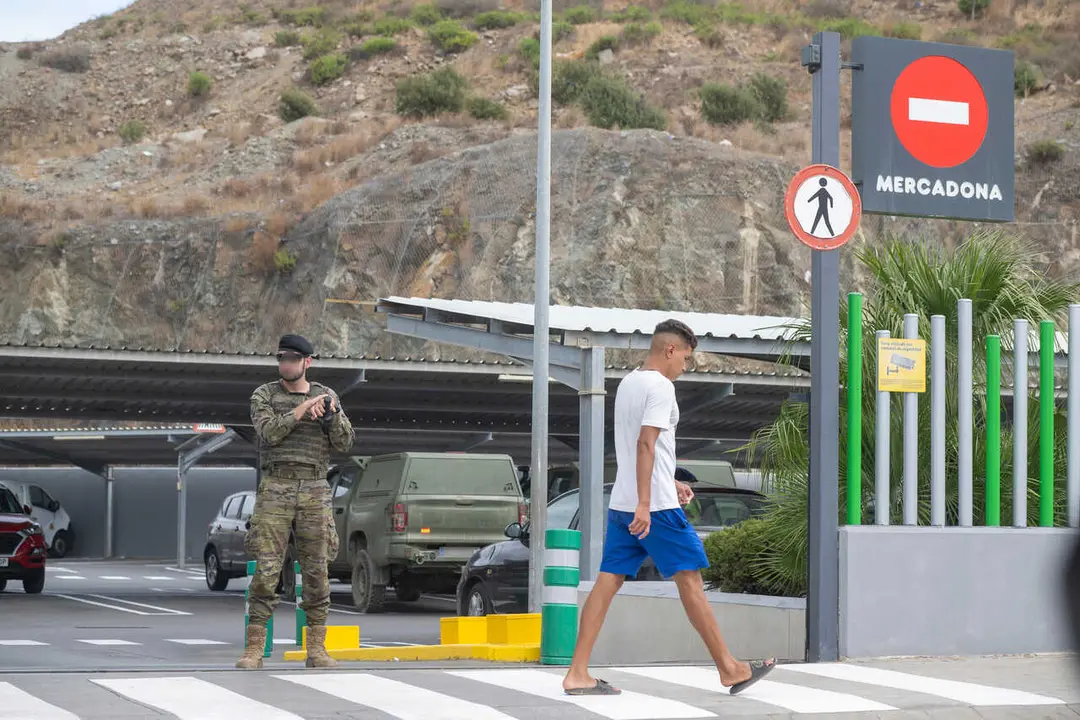 Un militar regula la entrada en un Mercadona, a 24 de agosto de 2026, en Ceuta (Espa&ntilde;a). 