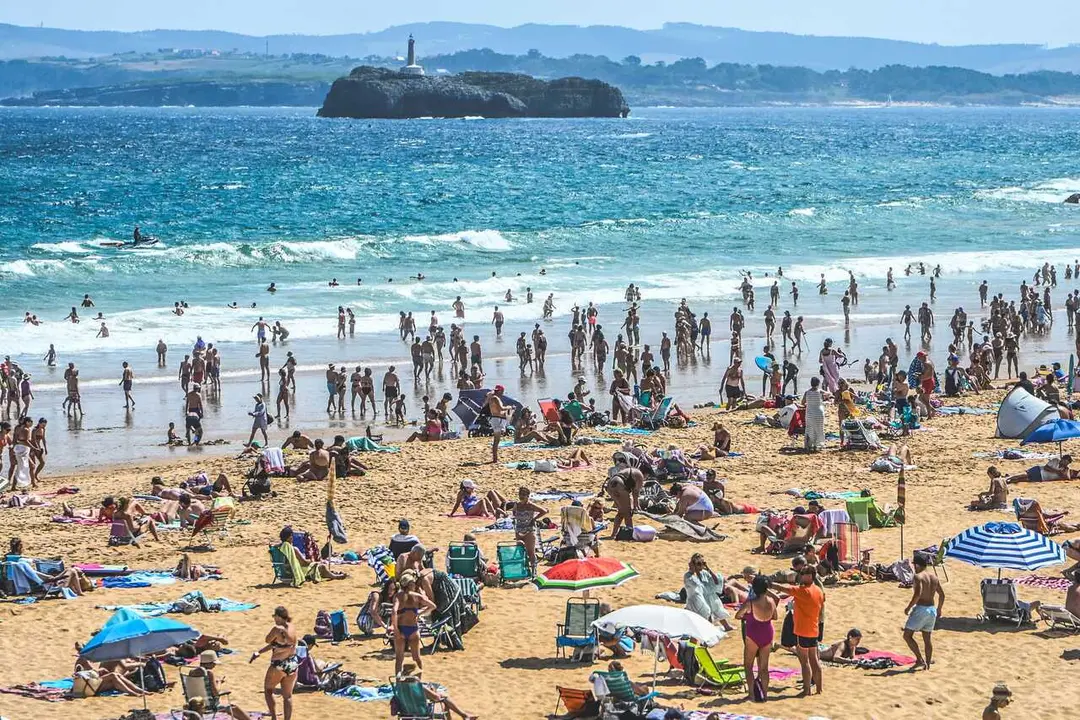 Archivo - Primera playa de El Sardinero, a 10 de agosto de 2025, en Santander, Cantabria (Espa&ntilde;a).