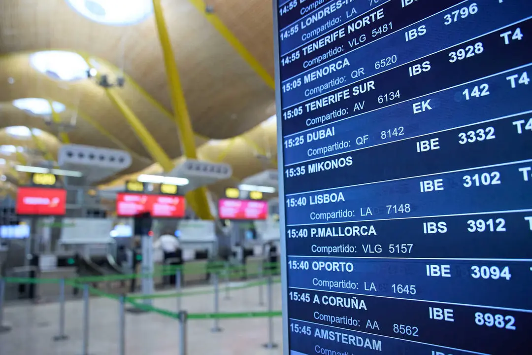 Archivo - Panel informativo de salidas de vuelos en la zona de facturaci&oacute;n de la Terminal 4 del Aeropuerto Adolfo Su&aacute;rez Madrid-Barajas