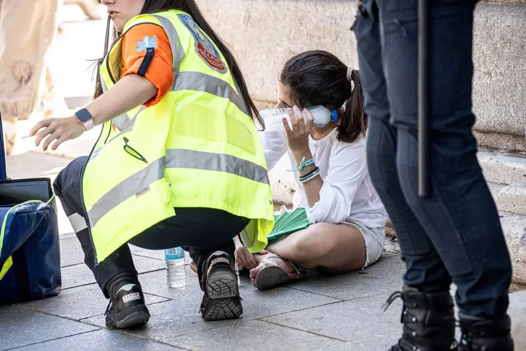Archivo - Imagen de recurso de una persona que es atendida por un golpe de calor.