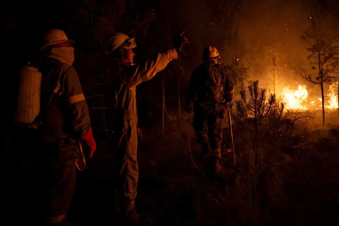 Archivo - Un grupo de bomberos forestales tratan de extinguir el fuego, a 22 de agosto de 2025, en Argayo, Le&oacute;n, Castilla y Le&oacute;n (Espa&ntilde;a). 