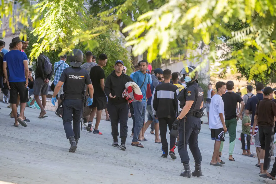 Migrantes esperan en una cola, a 24 de agosto de 2026, en Ceuta (Espa&ntilde;a). La ONG Accem atiende en estos momentos a 1.100 migrantes en el dispositivo de acogida temporal de Loma Margarita, en Ceuta, un espacio que gestiona la entidad y que cuenta con sus p